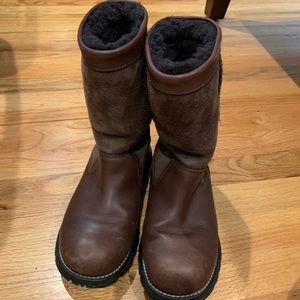 Ugg short boot leather and suede shearling lined dark brown